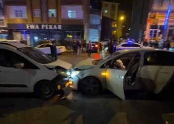 Muş’ta, 2 otomobilin çarpışması sonucu 7 kişi yaralandı!