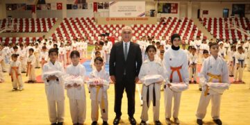 Muş’ta, 400 sporcu için karate kuşak terfi töreni düzenlendi!