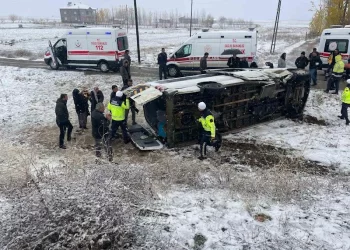 Muş’ta, devrilen minibüste sürücü ile 15 öğretmen yaralandı!