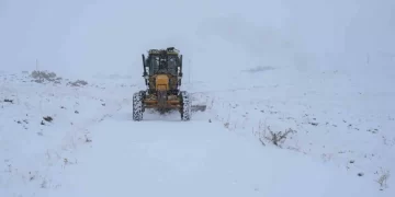 Muş’ta, karla mücadele aralıksız sürüyor!