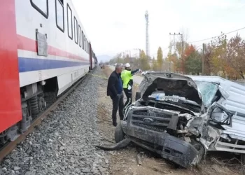 Muş’ta, tren kamyonete çarptı: 1 ölü, 1 yaralı