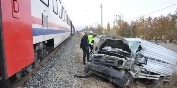 Muş’ta, tren kamyonete çarptı: 1 ölü, 1 yaralı