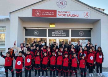 Muş Varto’da, sporcu 30 öğrenciye kıyafet desteği!