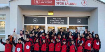 Muş Varto’da, sporcu 30 öğrenciye kıyafet desteği!