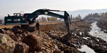 Muş Varto’da, dere ıslah çalışması devam ediyor!