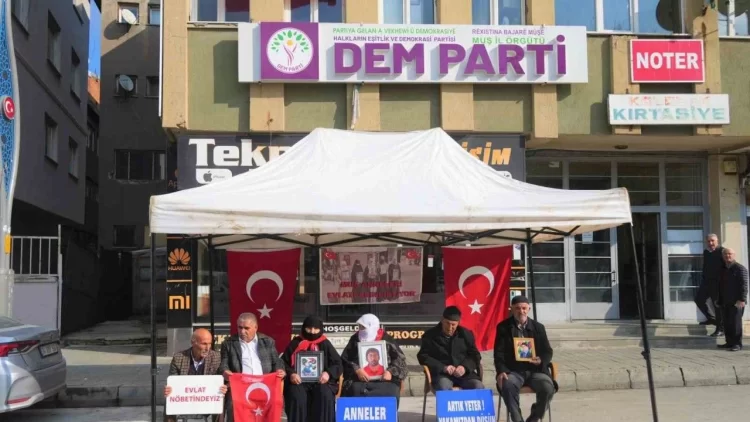 muslu annelerin evlat nobeti kararlilikla suruyor9 habermeydan