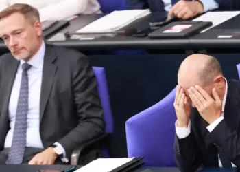 Almanya’da kriz büyüyor: Scholz, ‘Güvenimi suistimal etti’ dediği bakanı görevden aldı