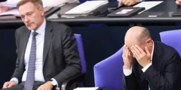 Almanya’da kriz büyüyor: Scholz, ‘Güvenimi suistimal etti’ dediği bakanı görevden aldı