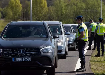 Hollanda sınır kontrollerini yeniden başlatıyor