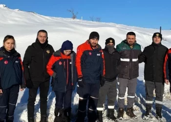 Sinop’ta araçları kara saplanan 4 kişi AFAD tarafından kurtarıldı!