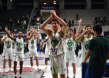 TOFAŞ, AEK’ya 32 sayı fark attı!