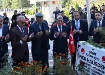 Bakan Uraloğlu, 15 Temmuz Şehidi Ömer Halisdemir’in kabrine ziyaret gerçekleştirdi