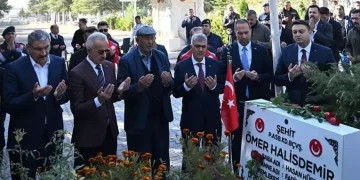 Bakan Uraloğlu, 15 Temmuz Şehidi Ömer Halisdemir’in kabrine ziyaret gerçekleştirdi