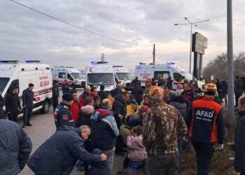 Balıkesir’de feci kaza! Öğrenci servisi TIR’la çarpıştı