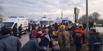 Balıkesir’de feci kaza! Öğrenci servisi TIR’la çarpıştı