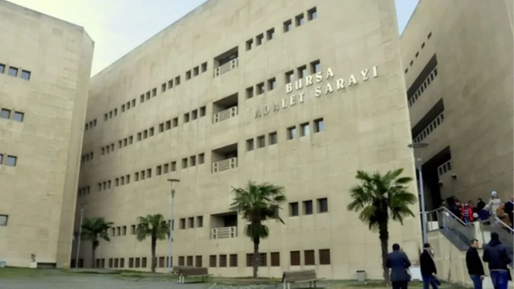 Bursada durusma salonunda silahli saldiri habermeydan