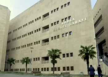 Bursa’da duruşma salonunda silahlı saldırı! 2 kişi hayatını kaybetti