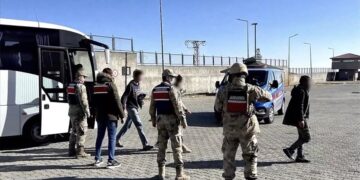 “KALKAN-33” Operasyonlarında 115 Göçmen Kaçakçılığı Organizatörü Yakalandı