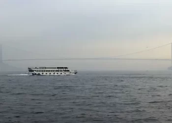 İstanbul Boğazı’nda gemi trafiği askıya alındı