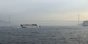 İstanbul Boğazı’nda gemi trafiği askıya alındı