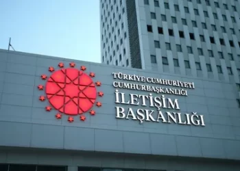 İletişim’den Suriye halkının, Türk Bayrağı’nı yere serip bastığı iddiasına açıklama