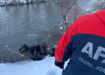 Aracı terk edilmiş olarak bulunan öğretmenin cansız bedeni bulundu