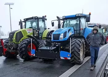 Belçika’da çiftçiler traktörlerle yolları kapattı