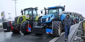 Belçika’da çiftçiler traktörlerle yolları kapattı