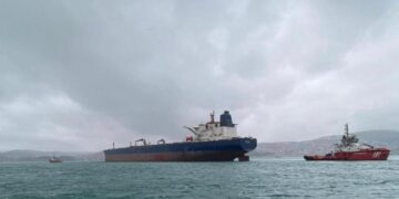 İstanbul Boğazı’nda gemi arızası: Trafik çift yönlü durduruldu