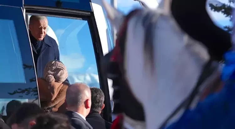 Cumhurbaşkanı Erdoğan, atlı cirit sporcuları tarafından karşılandı erdogan atli habermeydan