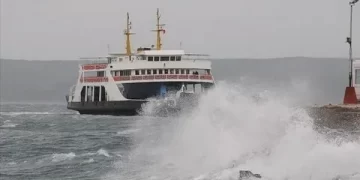 Fırtına nedeniyle feribot seferleri iptal edildi
