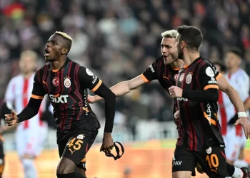 Galatasaray, Sivasspor’u deplasmanda 10 kişiyle devirdi!