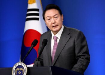 Güney Kore Devlet Başkanı azledildi