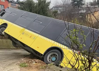 Beykoz’da İETT otobüsü evin bahçesine düştü