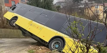 Beykoz’da İETT otobüsü evin bahçesine düştü