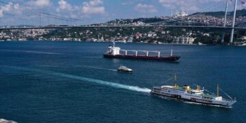 İstanbul Boğazı gemi trafiğine açıldı