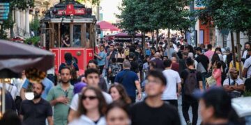 2024 yılının kelimesi “Kalabalık Yalnızlık” seçildi