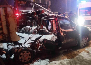 Muş’ta, buzlu yolda kaza yapan otomobildeki 5 kişi yaralandı!