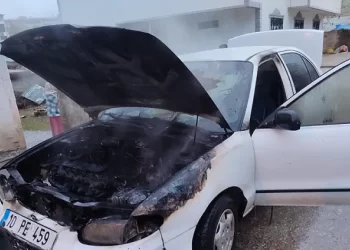 Muş’ta, park halindeki otomobilin motoru alev aldı!
