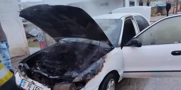 Muş’ta, park halindeki otomobilin motoru alev aldı!