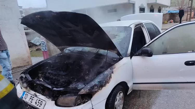 mus ta park halindeki otomobilin motoru alev aldi habermeydan