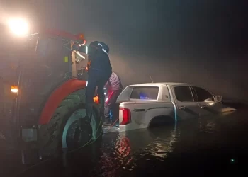 Muş’ta su birikintisine saplanan araç kurtarıldı!