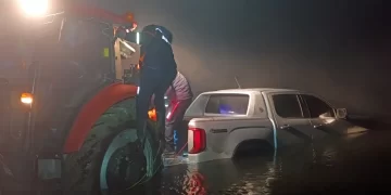 Muş’ta su birikintisine saplanan araç kurtarıldı!