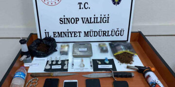 Sinop Boyabat’ta, durdurulan otomobilden uyuşturucu madde ve kesici alet çıktı!