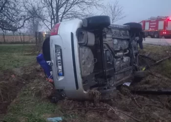 Sinop-Erfelek yolunda otomobil yan yattı: 2 yaralı