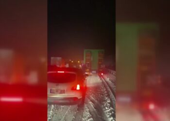 Sinop’ta, etkili kar yağışında araçlar yolda kaldı!