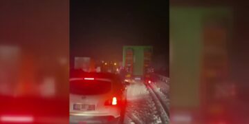 Sinop’ta, etkili kar yağışında araçlar yolda kaldı!