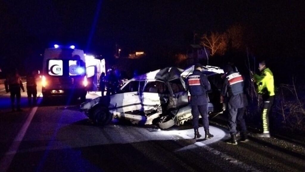 sinop ta otobus ile otomobil carpisti 2 olu habermeydan