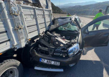 Sinop’ta, otomobilin kamyon kasasının altına girmesi sonucu 1 kişi yaralandı!