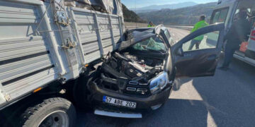 Sinop’ta, otomobilin kamyon kasasının altına girmesi sonucu 1 kişi yaralandı!